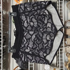 LULULEMON Tracker Mini Warp White Black/Black Shorts 4" Inseam